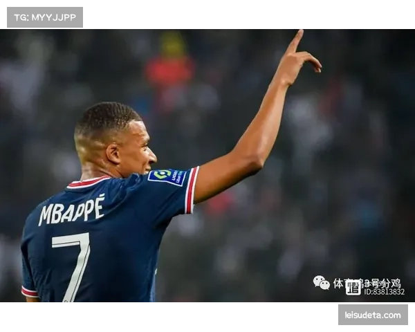 特写：看台上的姆巴佩，凝视赛场思考自己的俱乐部未来